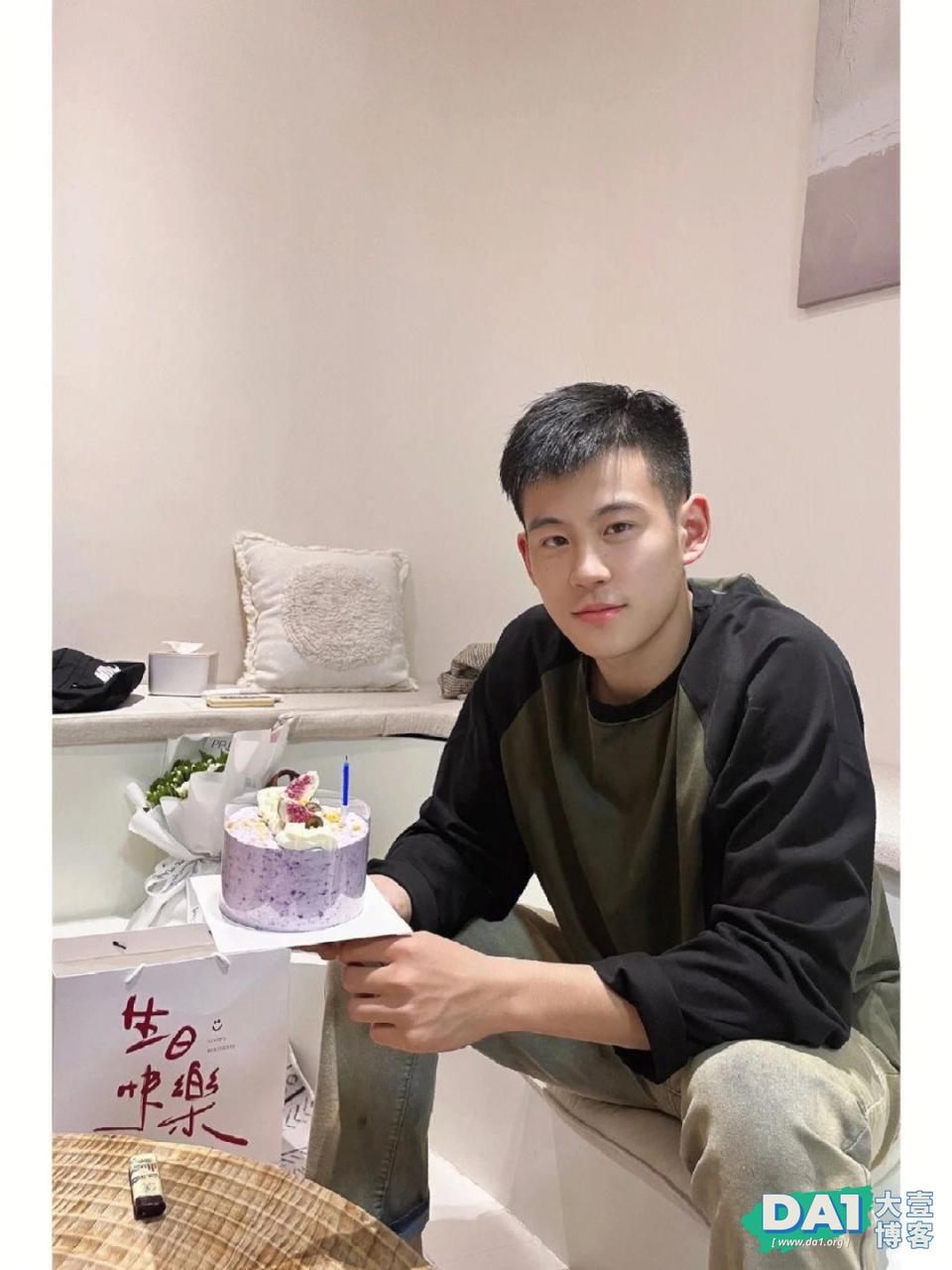 湖南篮球体育小哥球场扒衣，18的他让人抵抗不了