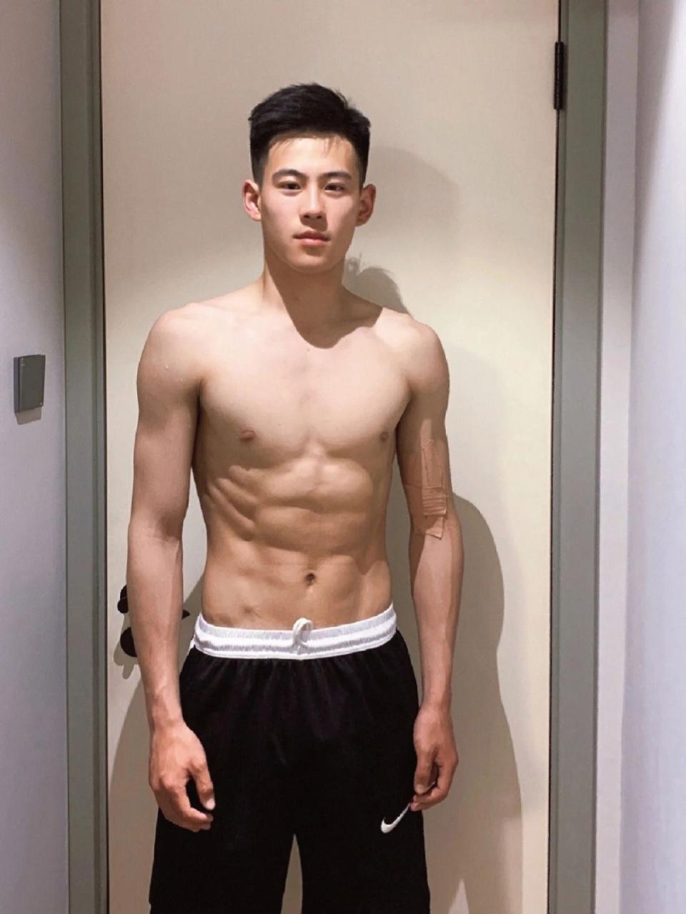 湖南篮球体育小哥球场扒衣，18的他让人抵抗不了