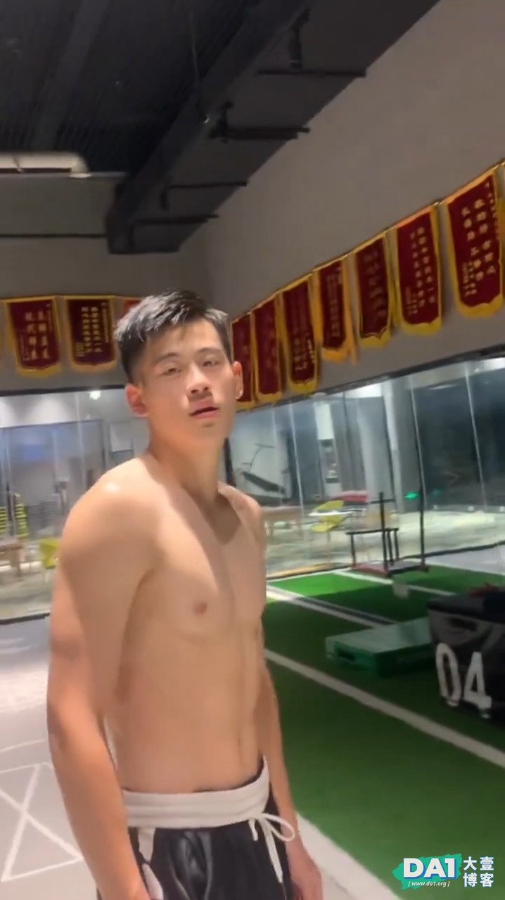 湖南篮球体育小哥球场扒衣，18的他让人抵抗不了