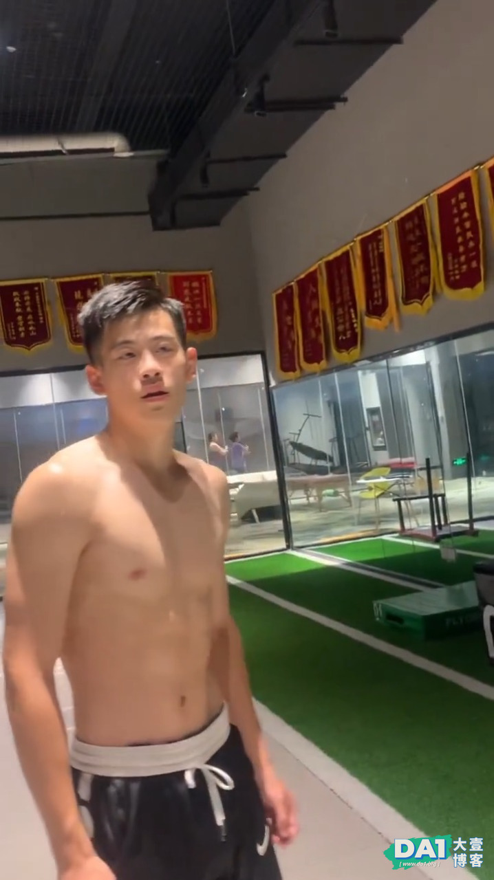 湖南篮球体育小哥球场扒衣，18的他让人抵抗不了