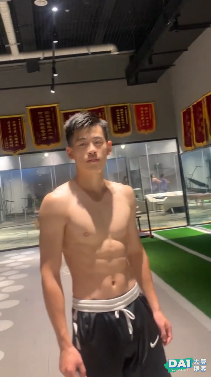 湖南篮球体育小哥球场扒衣，18的他让人抵抗不了