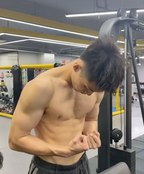 沙发上玩手机的篮球校草扒到啦，02年小哥实力真强