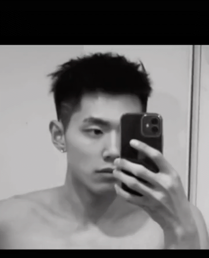 沙发上玩手机的篮球校草扒到啦，02年小哥实力真强