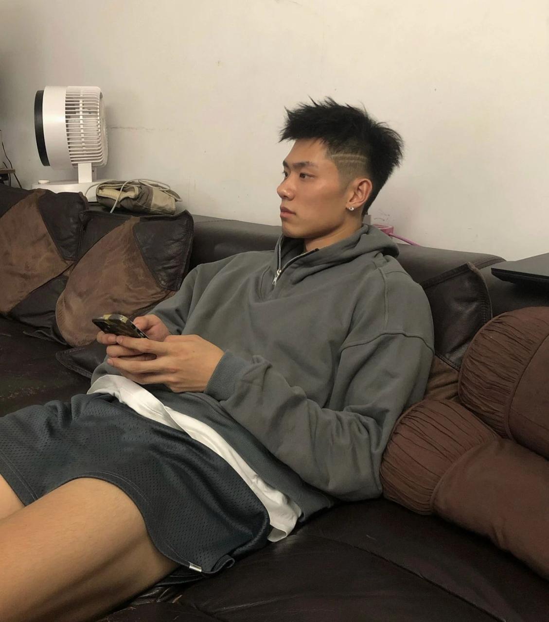 沙发上玩手机的篮球校草扒到啦，02年小哥实力真强