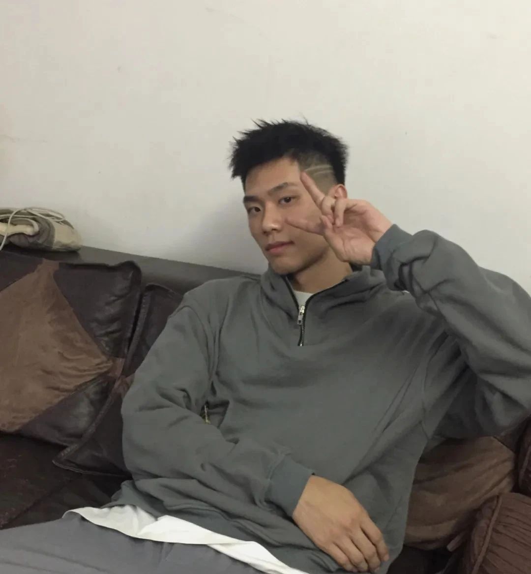 沙发上玩手机的篮球校草扒到啦，02年小哥实力真强