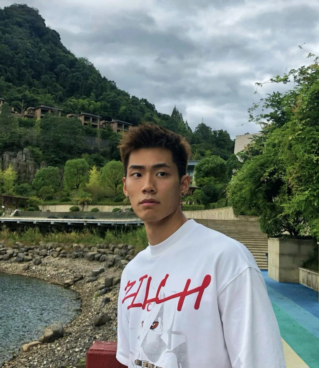 沙发上玩手机的篮球校草扒到啦，02年小哥实力真强