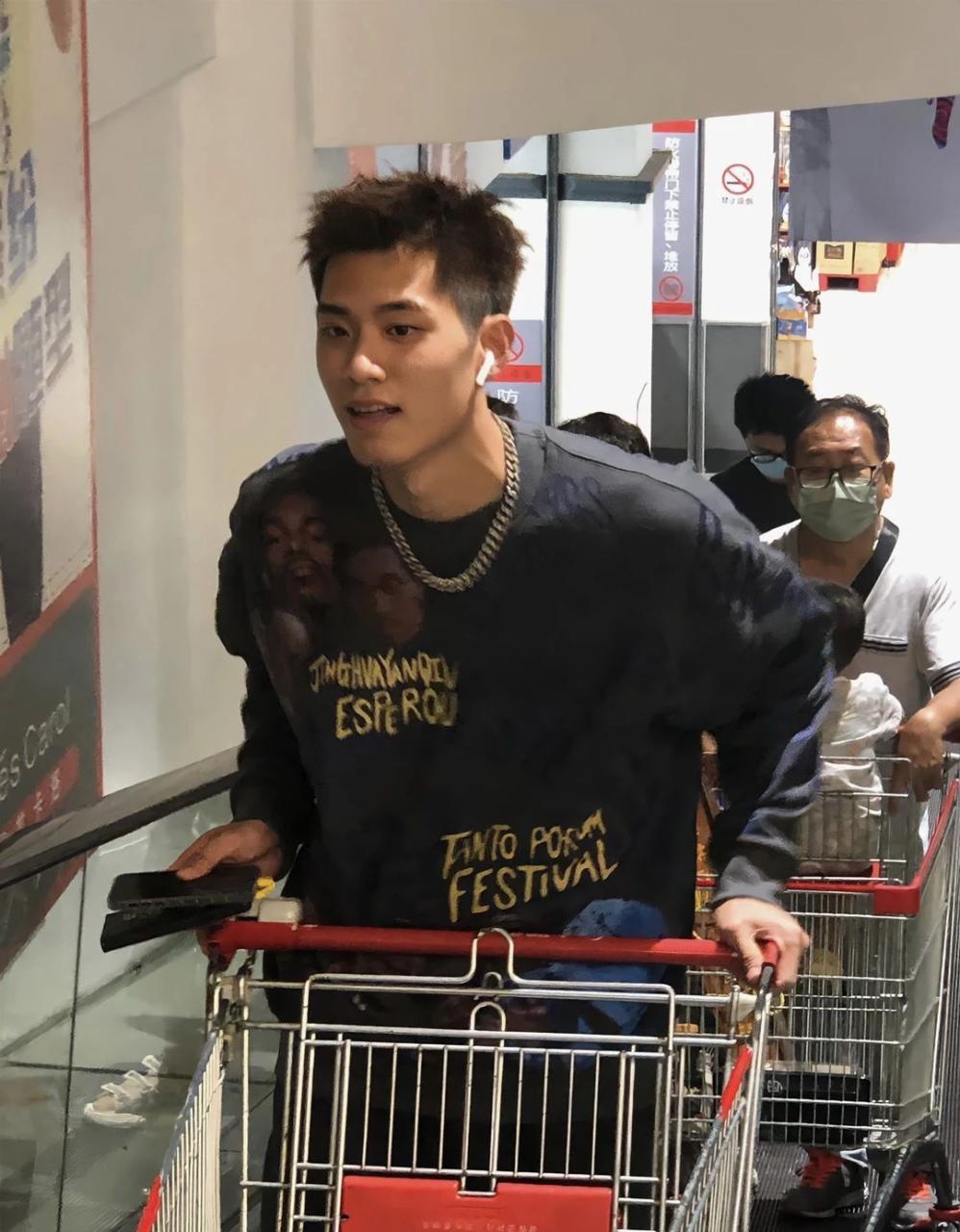 沙发上玩手机的篮球校草扒到啦，02年小哥实力真强
