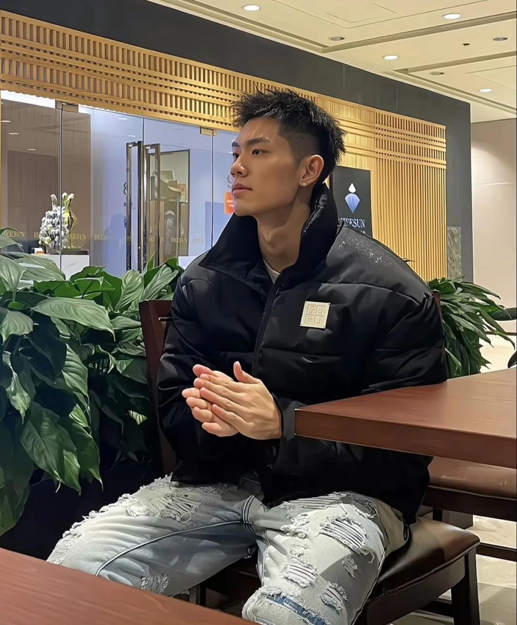 沙发上玩手机的篮球校草扒到啦，02年小哥实力真强