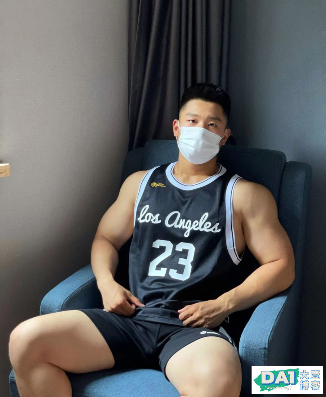 戴口罩的山东壮男运动小哥，这也太粗壮了