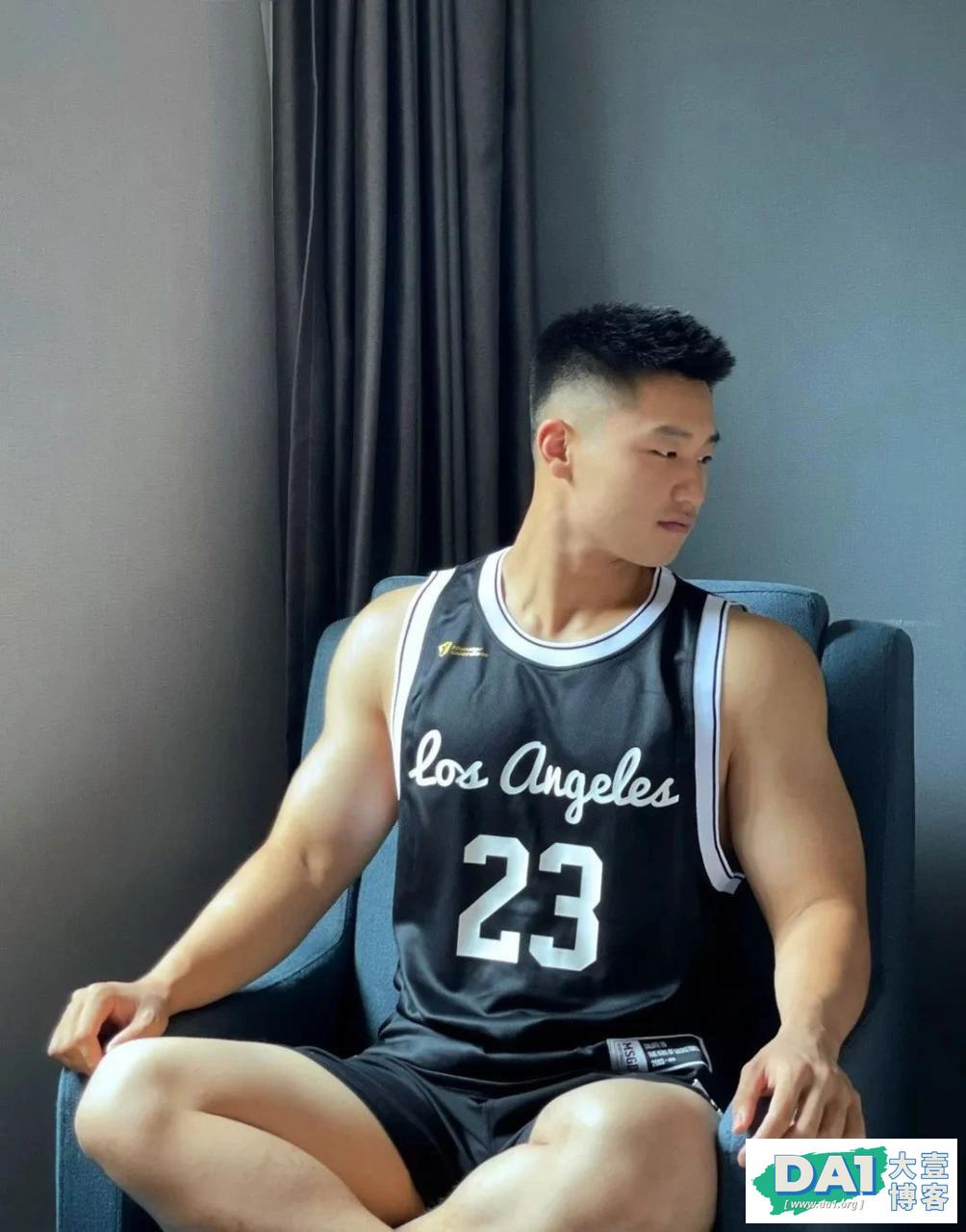 戴口罩的山东壮男运动小哥，这也太粗壮了