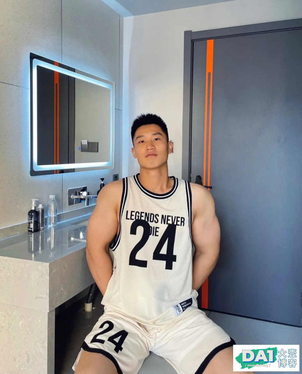 戴口罩的山东壮男运动小哥，这也太粗壮了