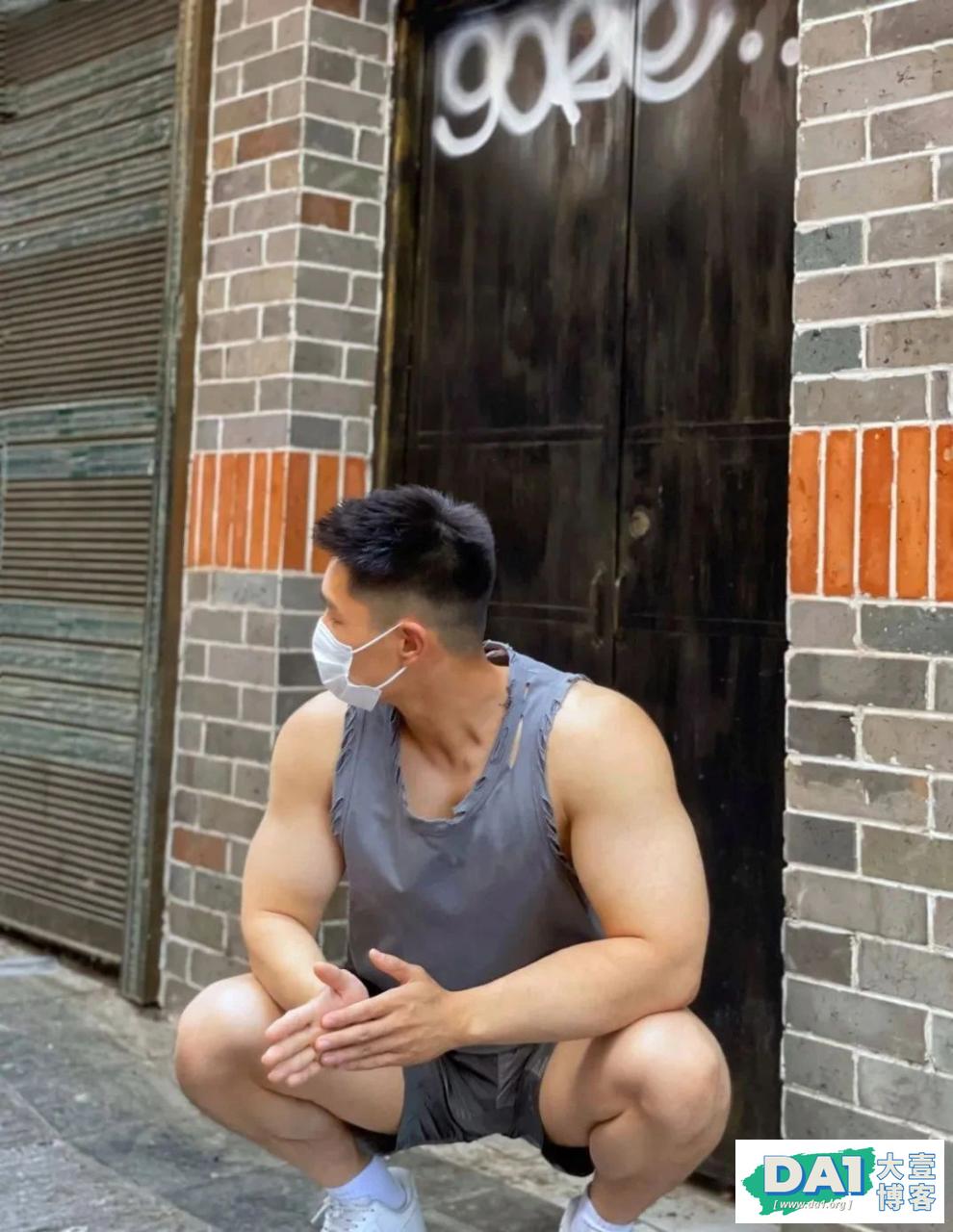 戴口罩的山东壮男运动小哥，这也太粗壮了