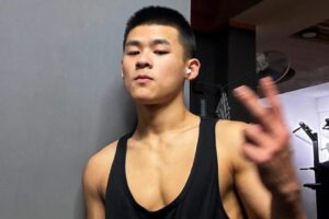 才19岁的福建腹肌小狼狗,穿灰裤子很有料-大壹博客