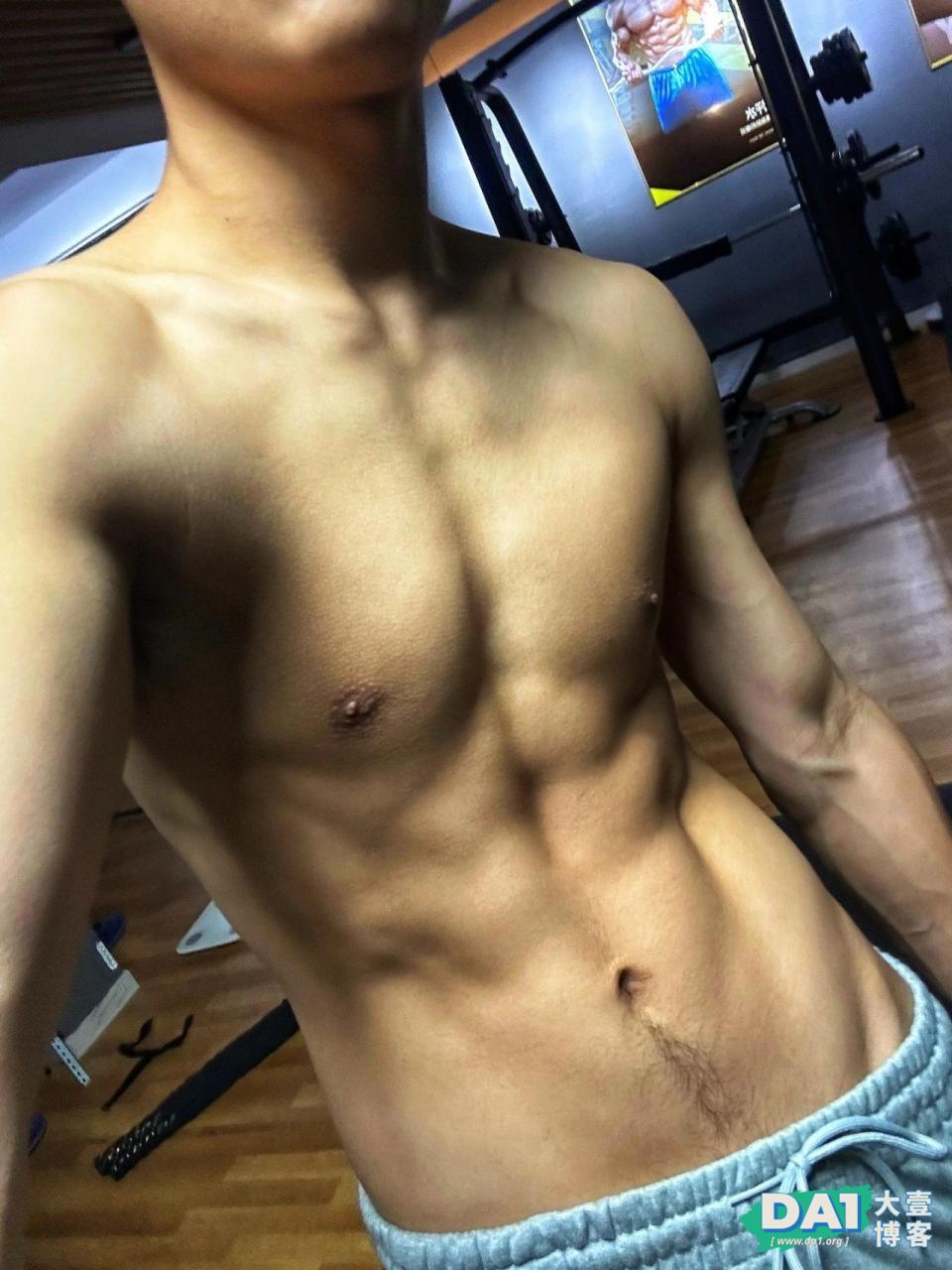 才19岁的福建腹肌小狼狗，穿灰裤子很有料