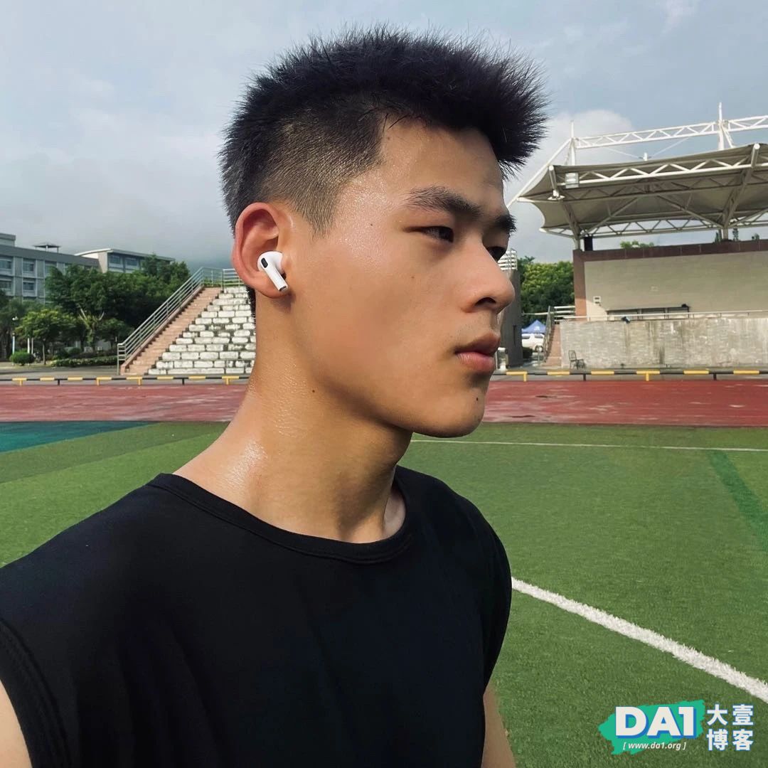 才19岁的福建腹肌小狼狗，穿灰裤子很有料