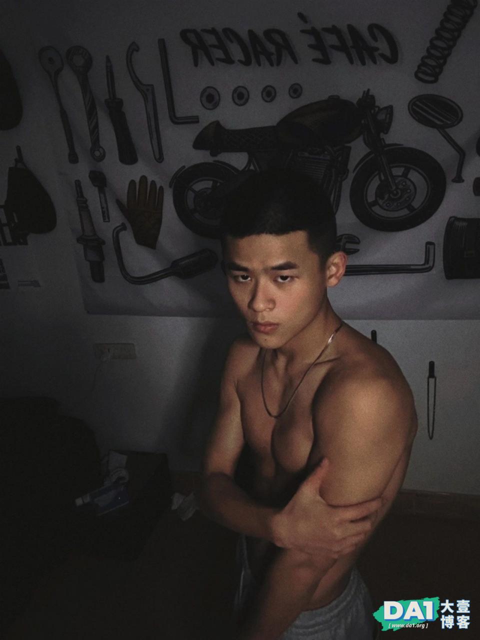 才19岁的福建腹肌小狼狗，穿灰裤子很有料