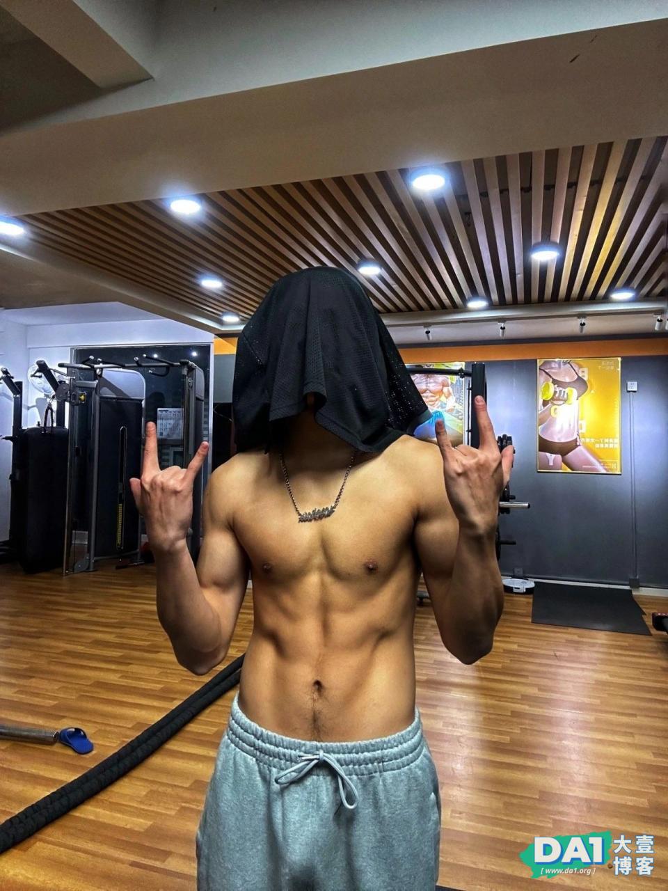 才19岁的福建腹肌小狼狗，穿灰裤子很有料