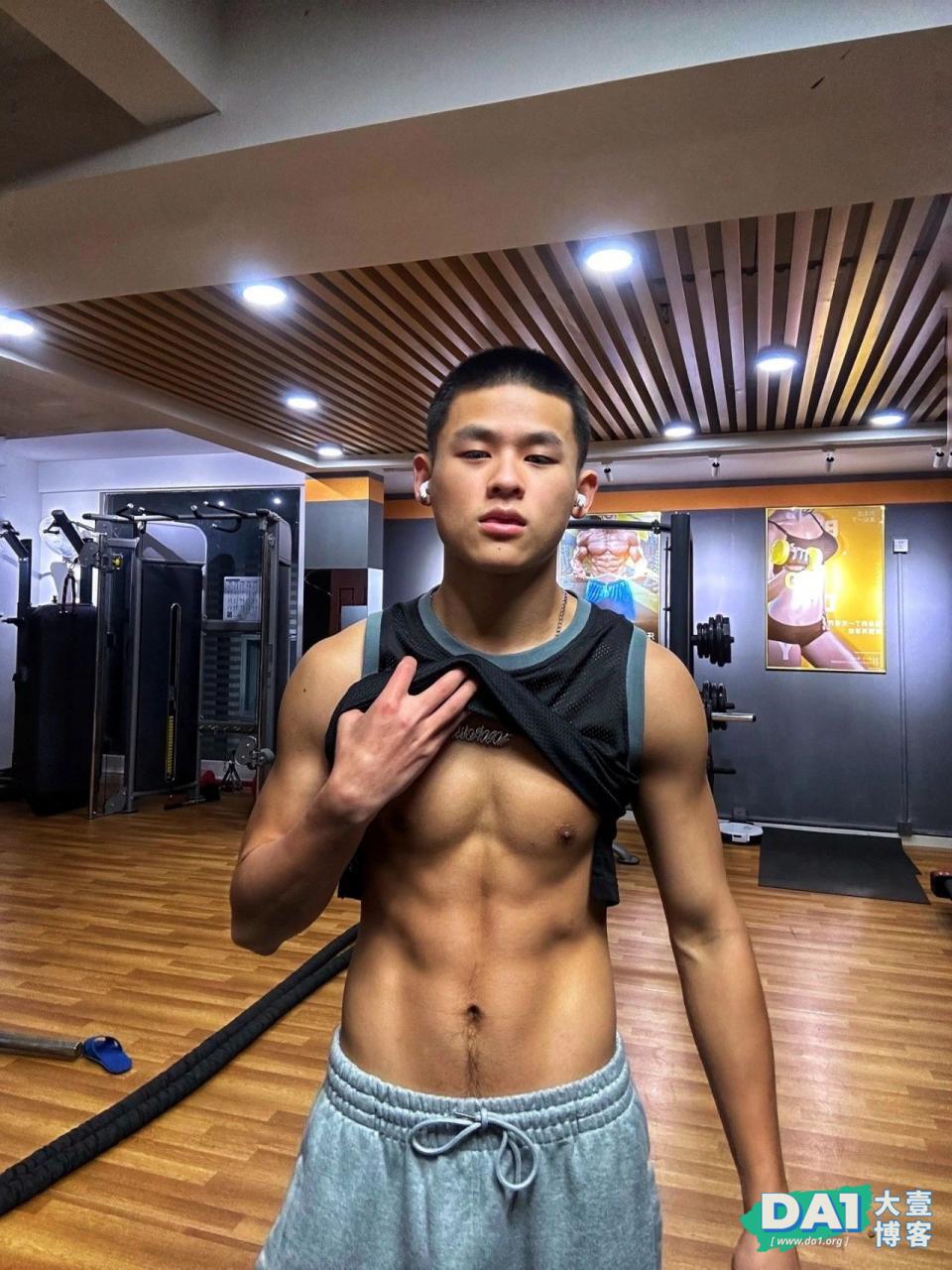 才19岁的福建腹肌小狼狗，穿灰裤子很有料