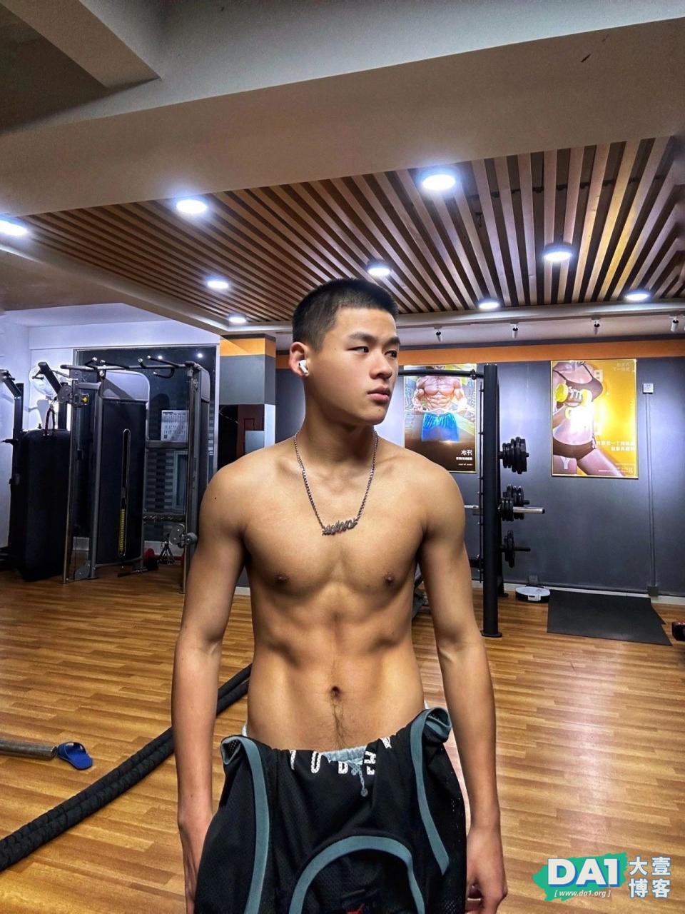 才19岁的福建腹肌小狼狗，穿灰裤子很有料
