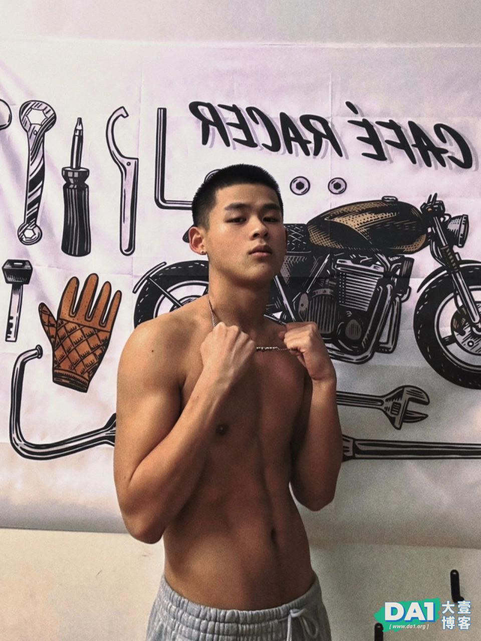 才19岁的福建腹肌小狼狗，穿灰裤子很有料