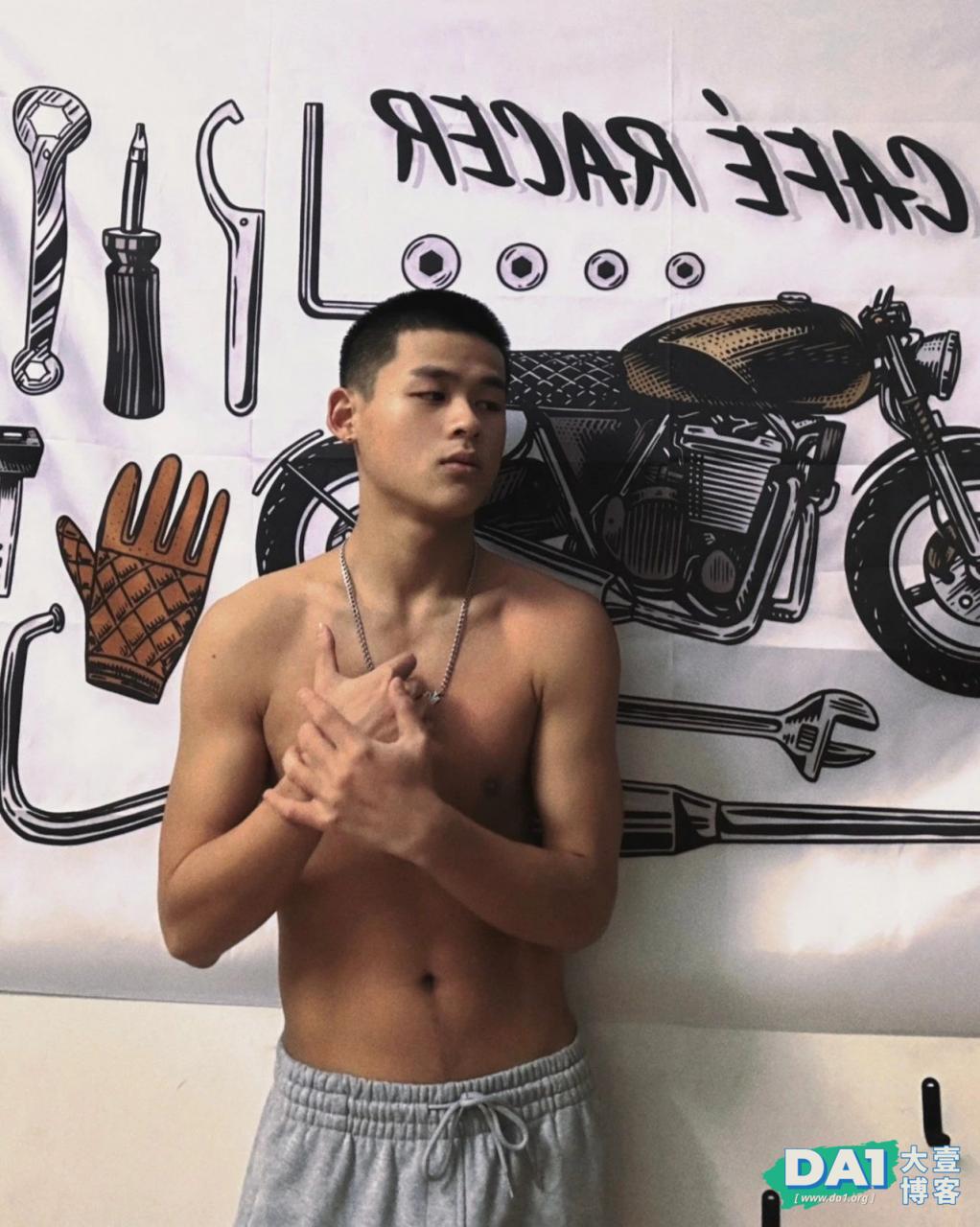才19岁的福建腹肌小狼狗，穿灰裤子很有料