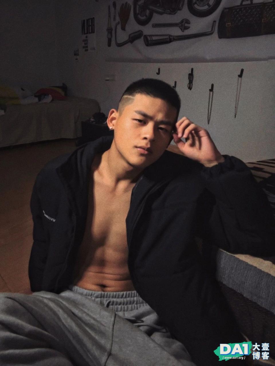 才19岁的福建腹肌小狼狗，穿灰裤子很有料