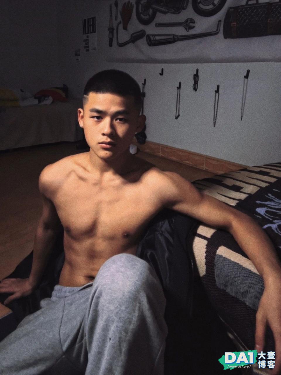 才19岁的福建腹肌小狼狗，穿灰裤子很有料