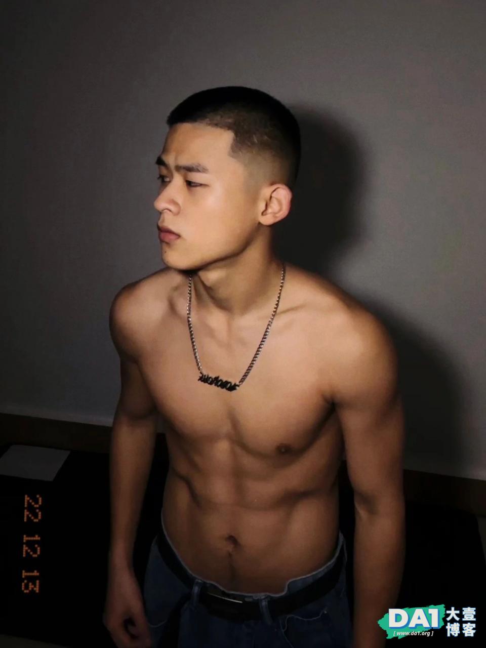 才19岁的福建腹肌小狼狗，穿灰裤子很有料
