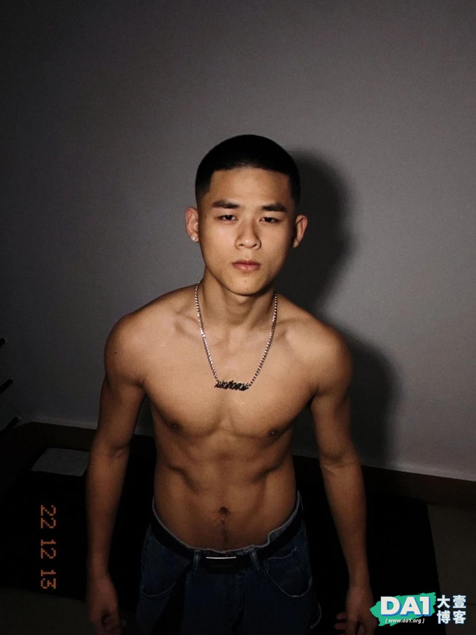 才19岁的福建腹肌小狼狗，穿灰裤子很有料