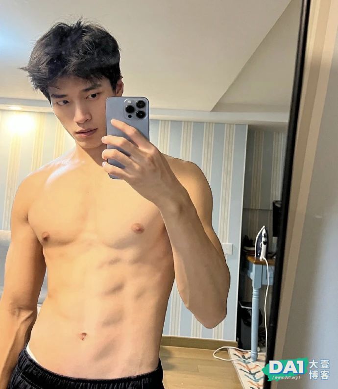 这么大包？八块腹肌精壮体育生，全身上下都让人挪不开眼