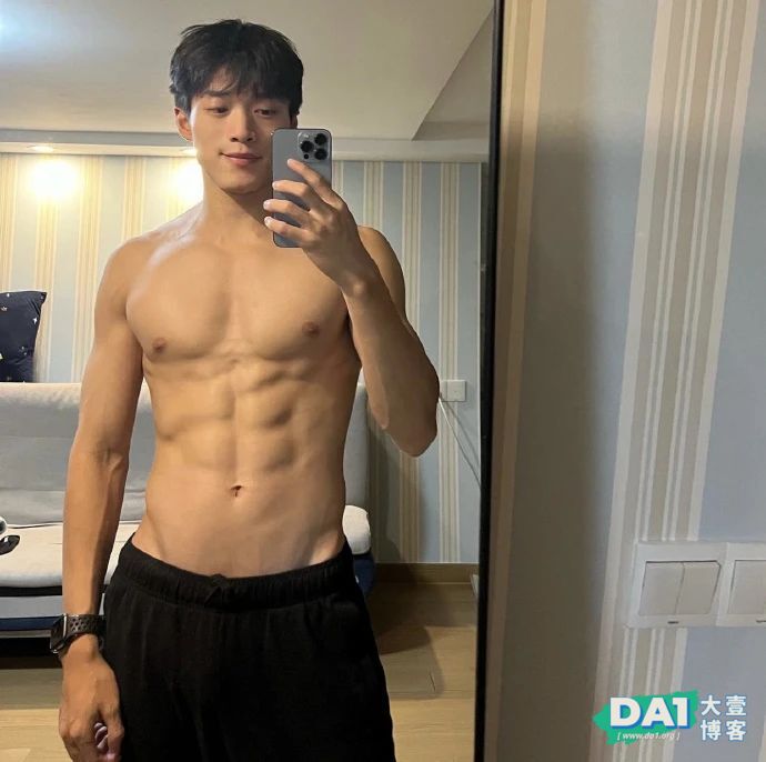 这么大包？八块腹肌精壮体育生，全身上下都让人挪不开眼