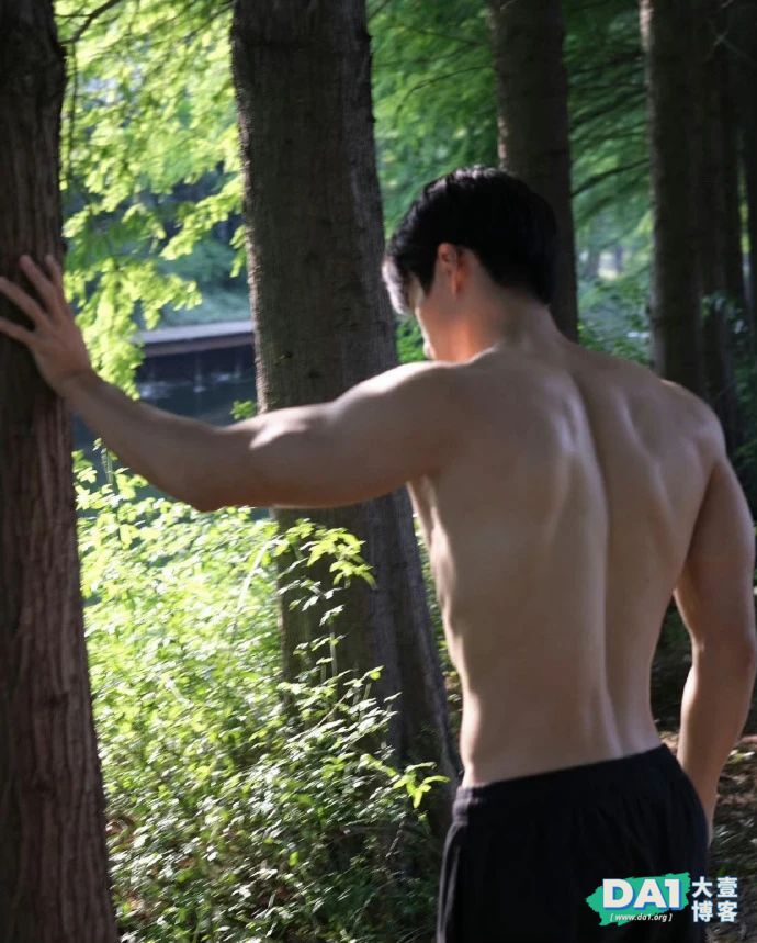 这么大包？八块腹肌精壮体育生，全身上下都让人挪不开眼