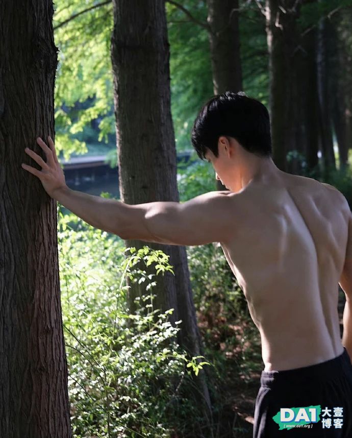这么大包？八块腹肌精壮体育生，全身上下都让人挪不开眼