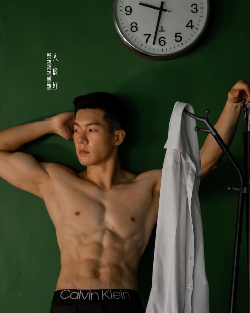 中国台湾健身教练肌肉帅哥健身男模黄小迈