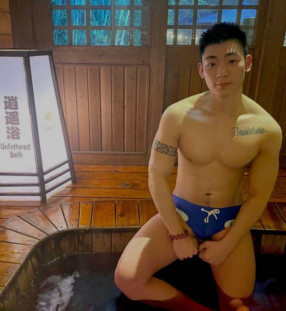 可爱的肉肉的帅气健身肌肉小哥