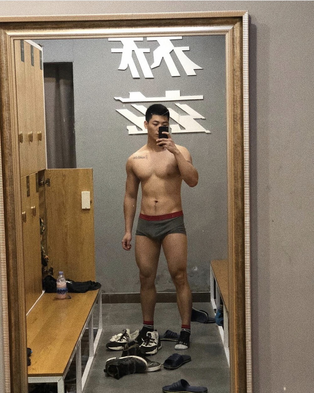 可爱的肉肉的帅气健身肌肉小哥