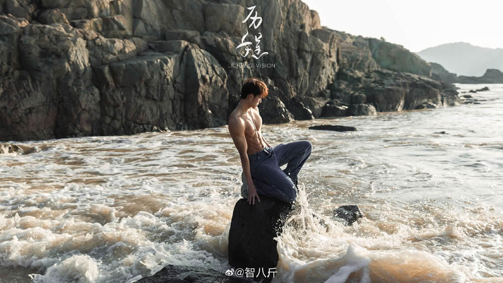 腹肌帅哥英雄的小蛮腰黄金海滩写真 智八斤作品