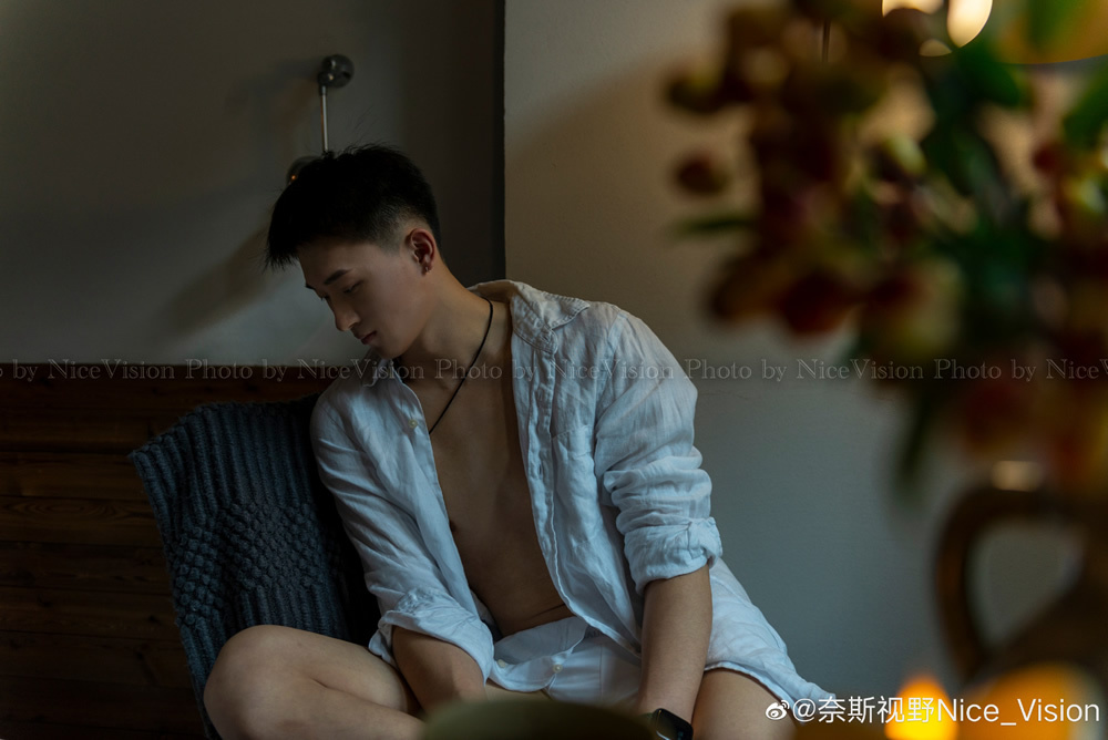薄肌白袜小哥少年感很强人也很可爱的肌肉帅哥