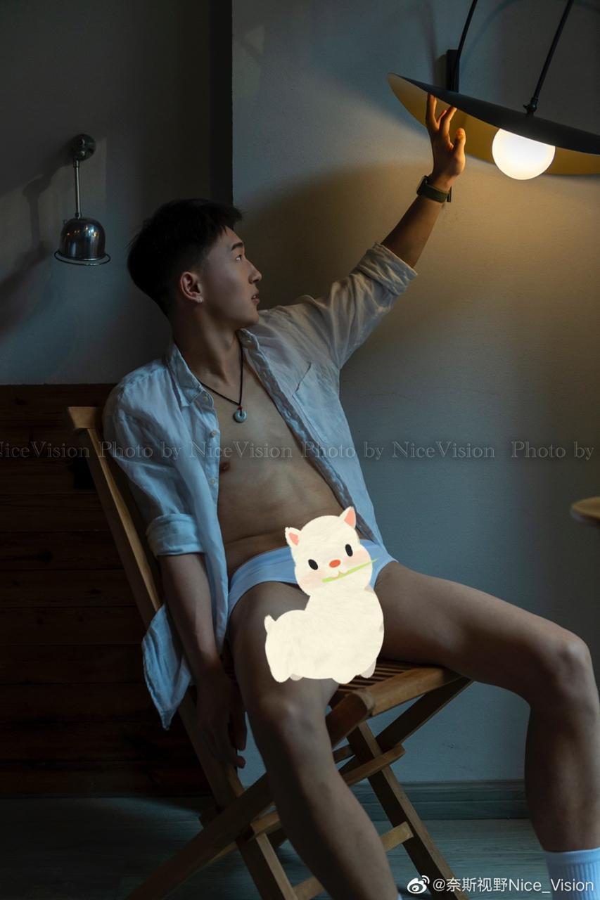 薄肌白袜小哥少年感很强人也很可爱的肌肉帅哥