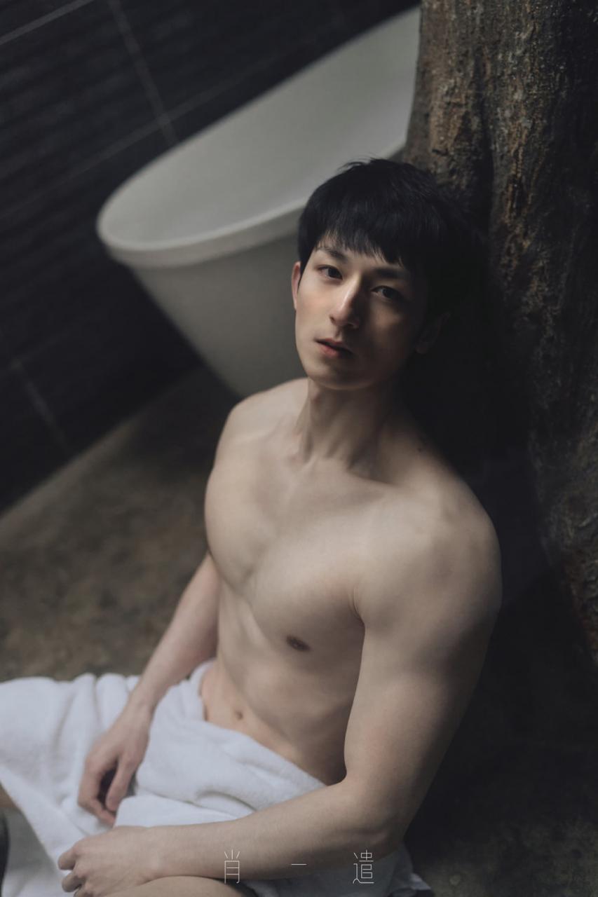薄肌肌肉帅哥健身男模刘伯翰Leo酒店浴室卫生间写真