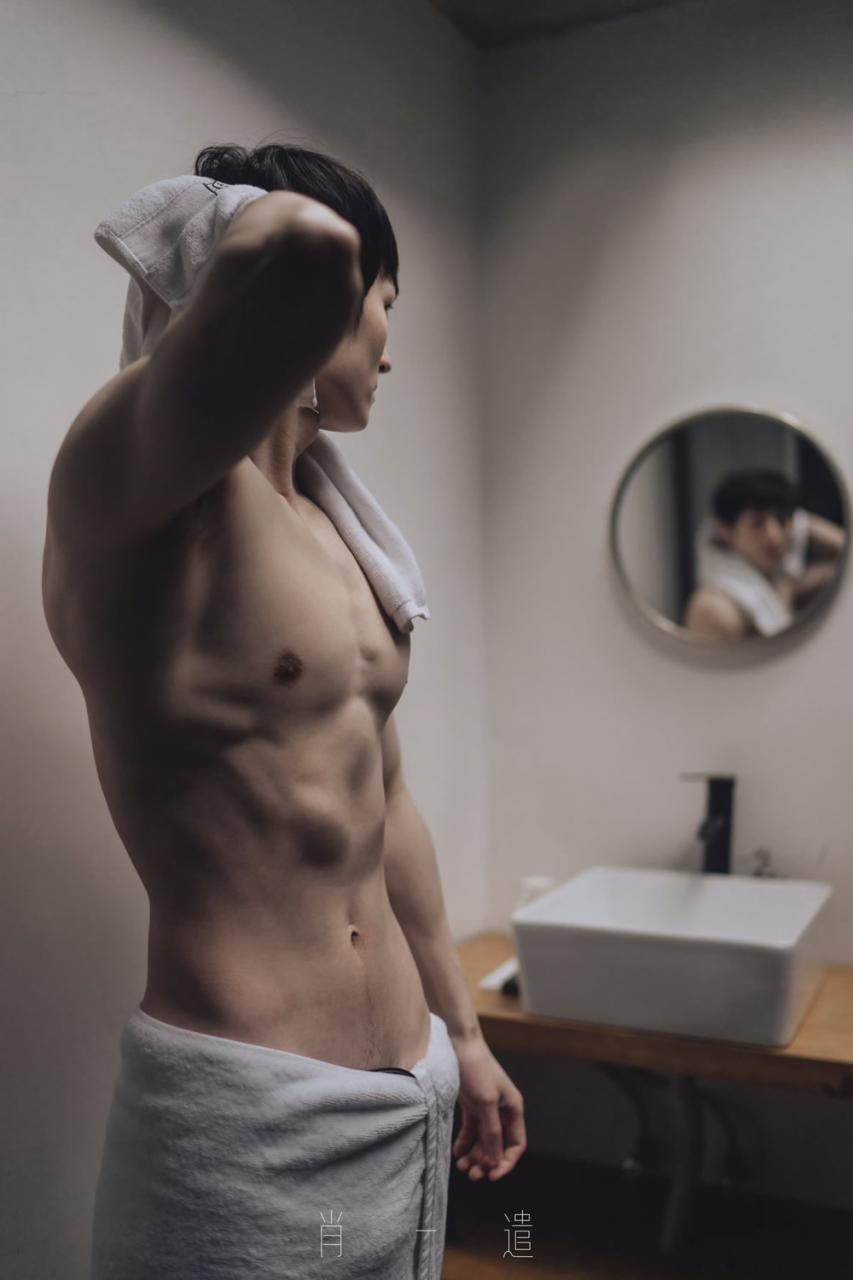 薄肌肌肉帅哥健身男模刘伯翰Leo酒店浴室卫生间写真