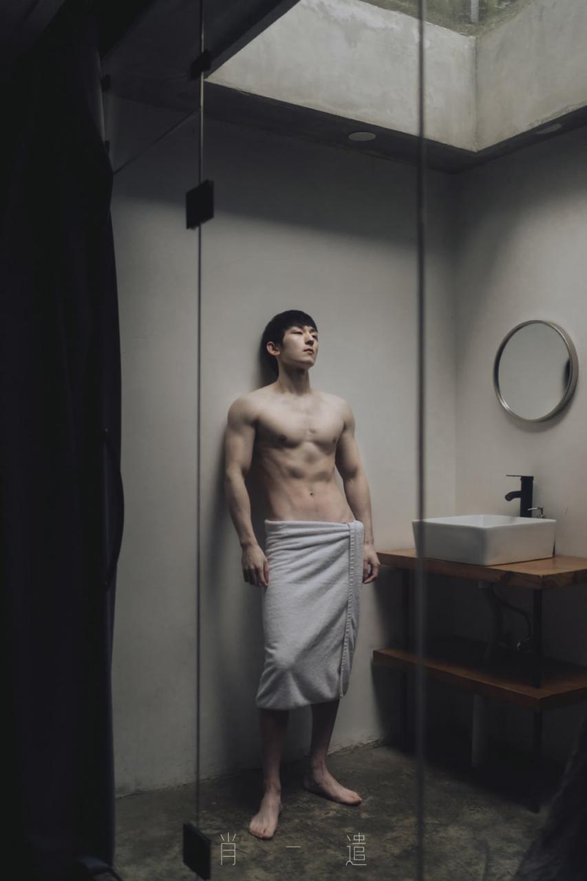 薄肌肌肉帅哥健身男模刘伯翰Leo酒店浴室卫生间写真