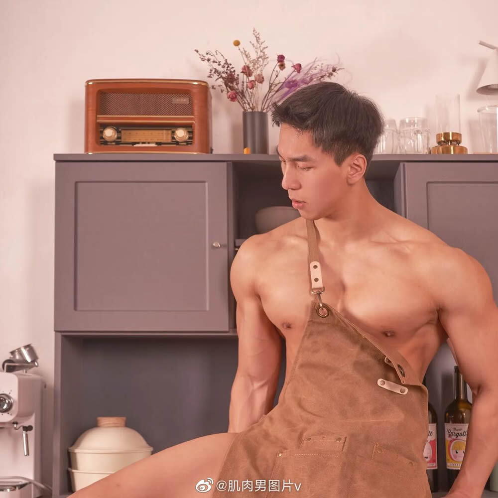 颜值在线的牛奶装肌肉帅哥健身男模jirang.i