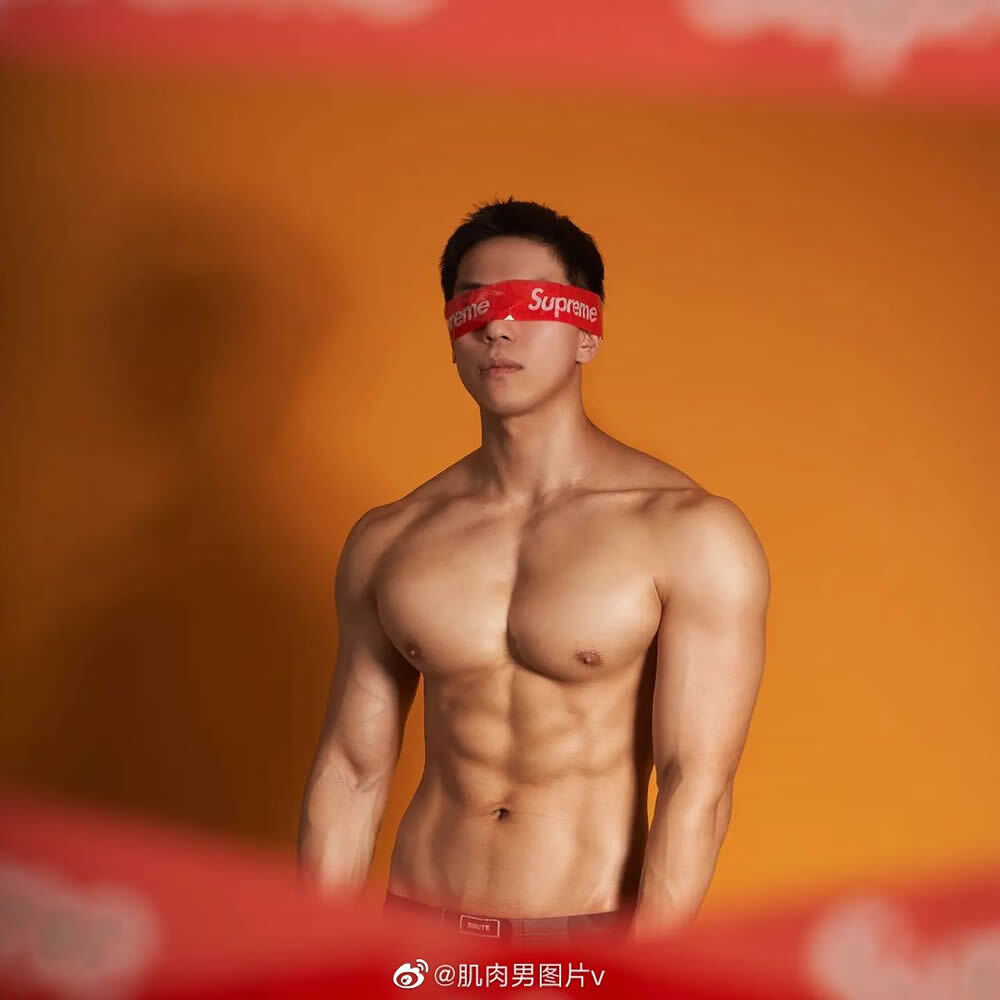 颜值在线的牛奶装肌肉帅哥健身男模jirang.i