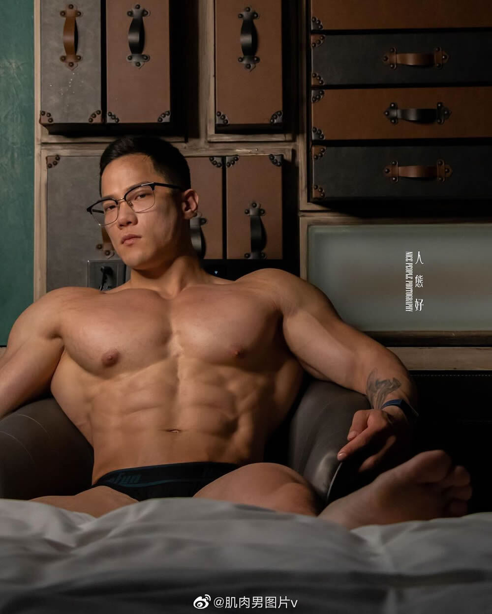 中国台湾肉壮健身男模Huang Simba 眼睛肌肉熟男