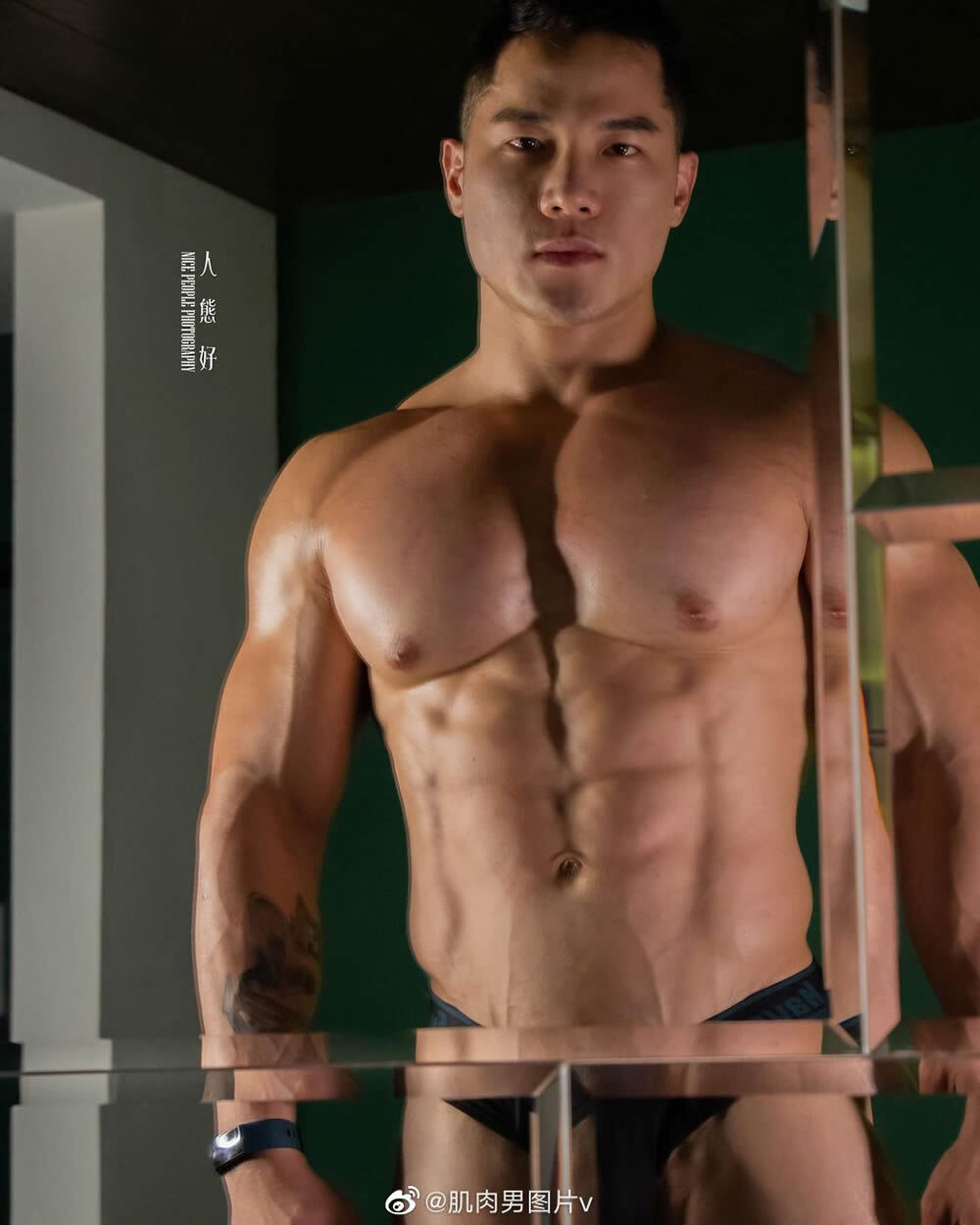 中国台湾肉壮健身男模Huang Simba 眼睛肌肉熟男