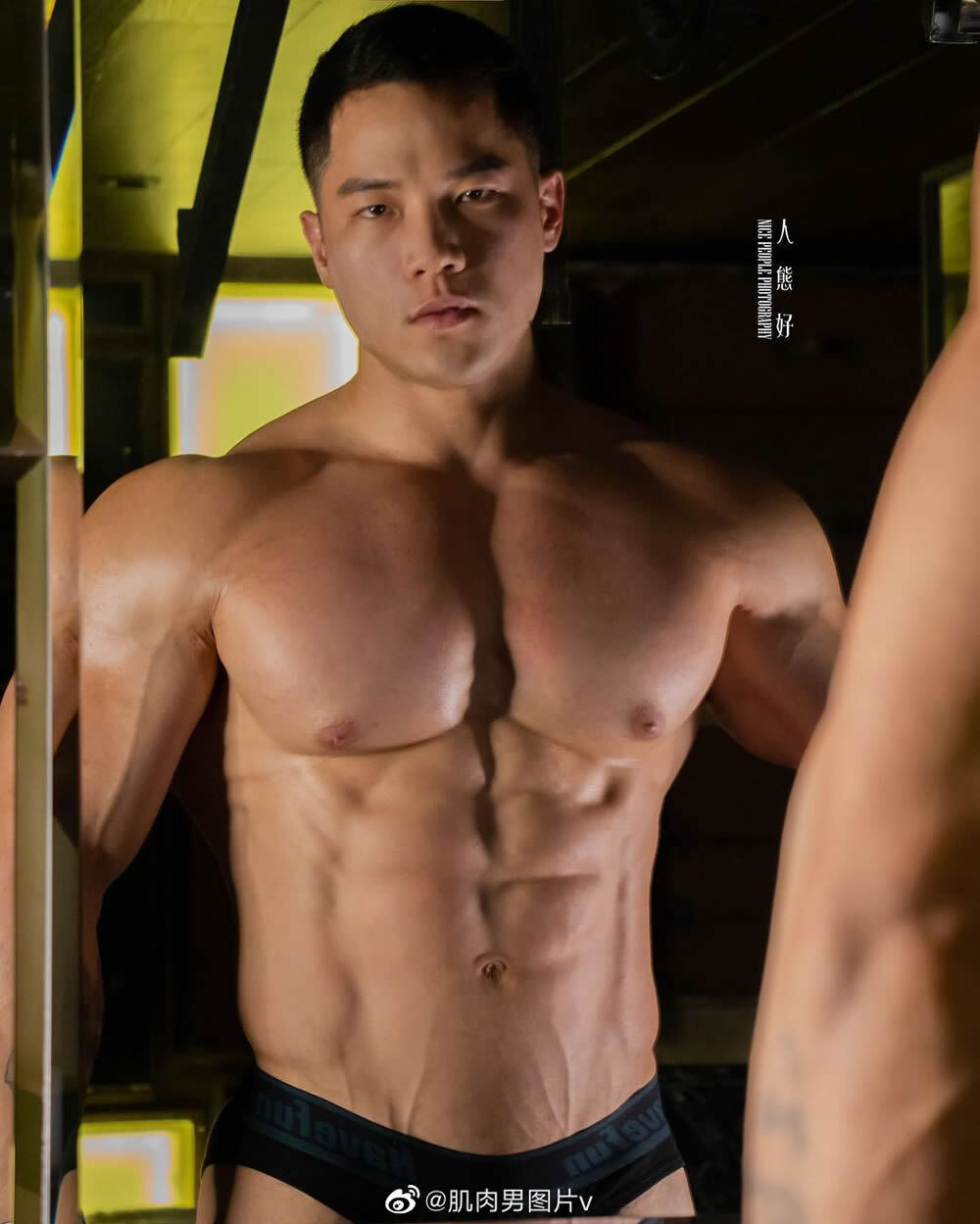 中国台湾肉壮健身男模Huang Simba 眼睛肌肉熟男