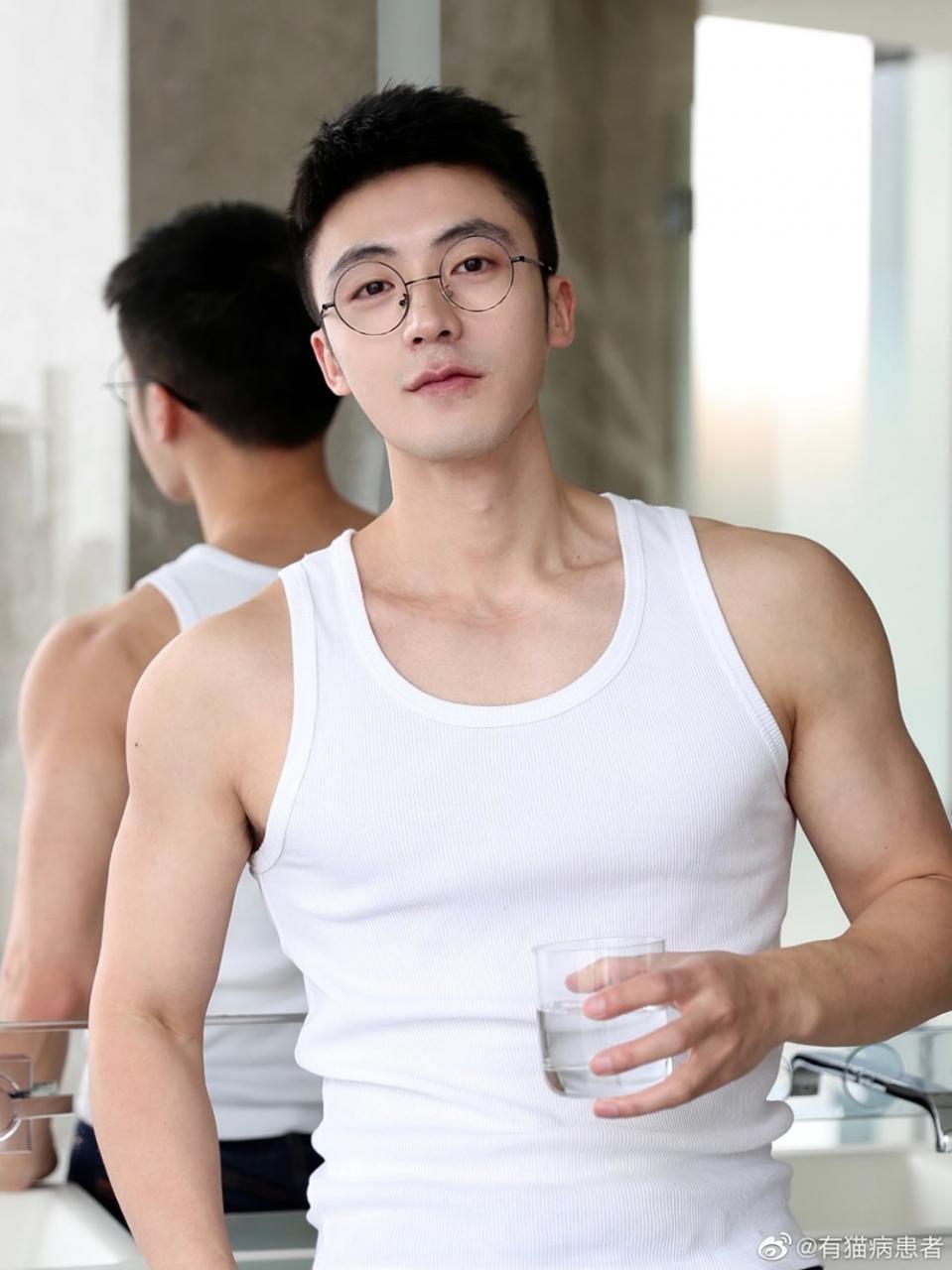 国产眼镜帅哥 精致的男孩子薄肌男孩有猫病患者-大壹博客