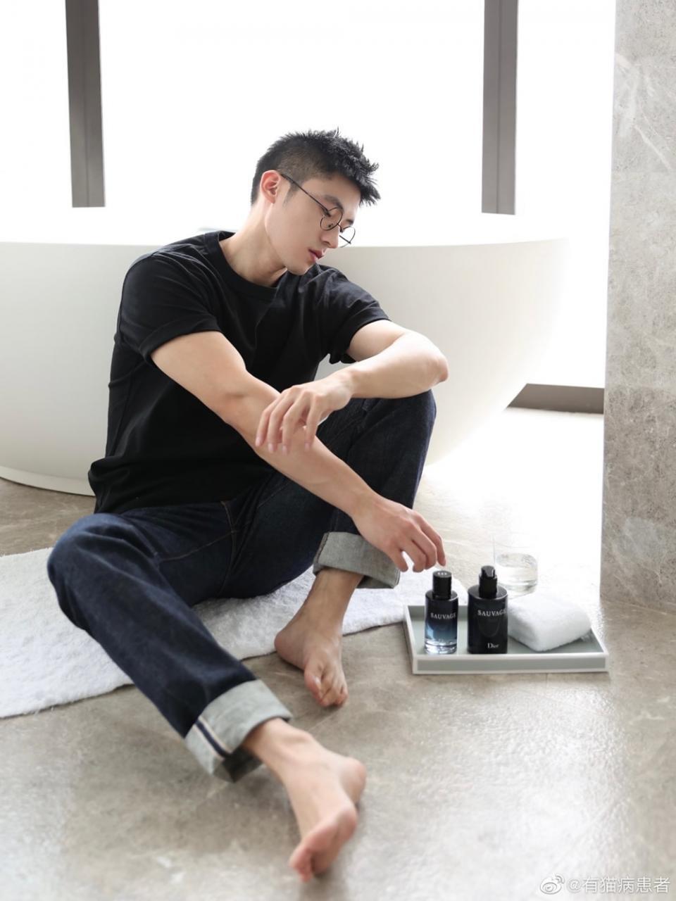 国产眼镜帅哥 精致的男孩子薄肌男孩有猫病患者