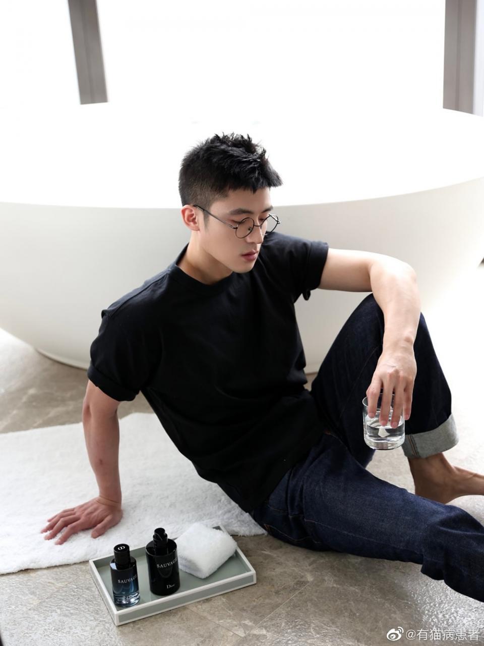 国产眼镜帅哥 精致的男孩子薄肌男孩有猫病患者